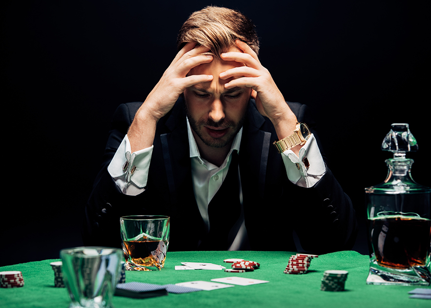 Jugador de póker con expresión de frustración.