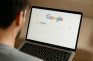 Persona buscando “casinos” en Google, reflejando la presencia de operadores invisibles.
