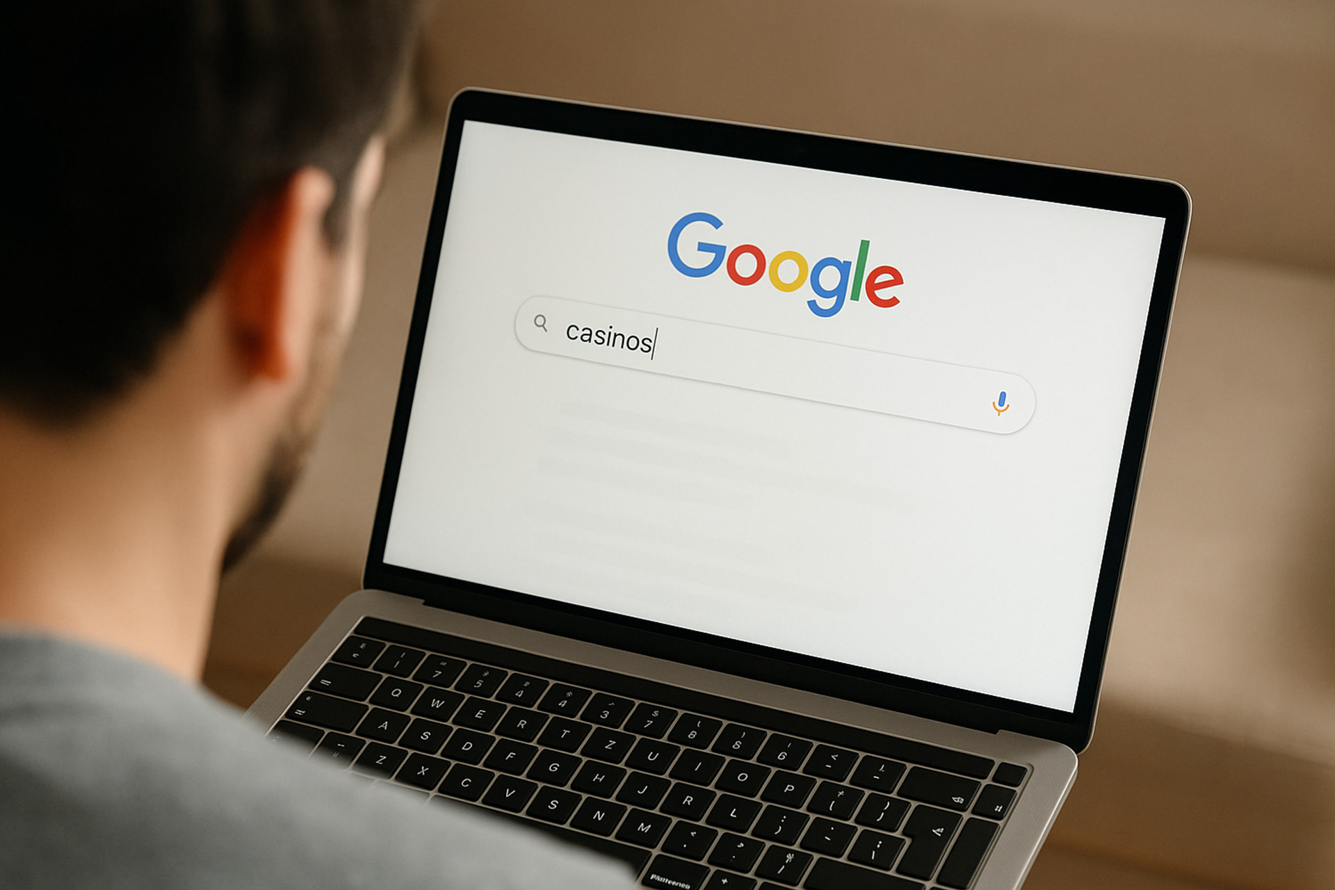 Persona buscando “casinos” en Google, reflejando la presencia de operadores invisibles.