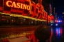 Balón de básquet y cheque abandonados frente a un casino iluminado en Las Vegas.