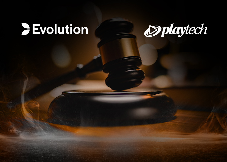 Mazo judicial sobre una mesa de madera con los logotipos de Evolution y Playtech.