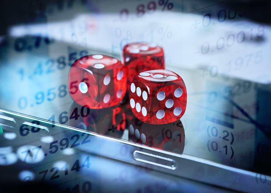 industria-juego-bustinduy Mujer dando una conferencia frente a un auditorio con el logotipo del Ministerio de Consumo de España.