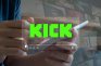Manos sosteniendo un móvil mientras se muestra el logotipo verde de Kick sobre una interfaz de vídeo.