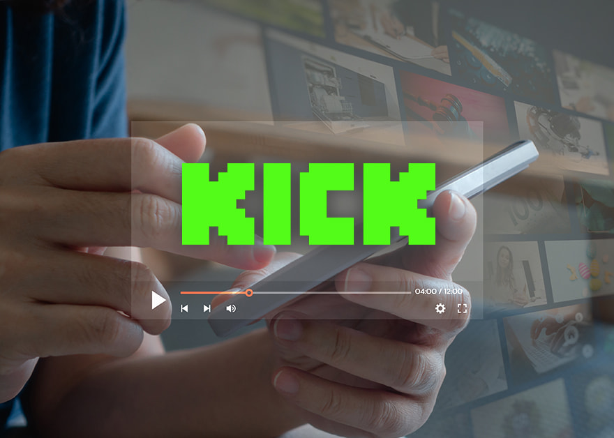 Manos sosteniendo un móvil mientras se muestra el logotipo verde de Kick sobre una interfaz de vídeo.