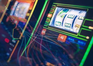 Máquina tragaperras iluminada en primer plano con efectos gráficos y colores neón superpuestos.