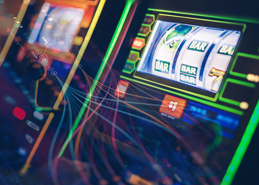 Máquina tragaperras iluminada en primer plano con efectos gráficos y colores neón superpuestos.