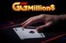 Mano mostrando dos cartas de póker, un as y un rey de picas, bajo el logo iluminado de “GGMillion$”.