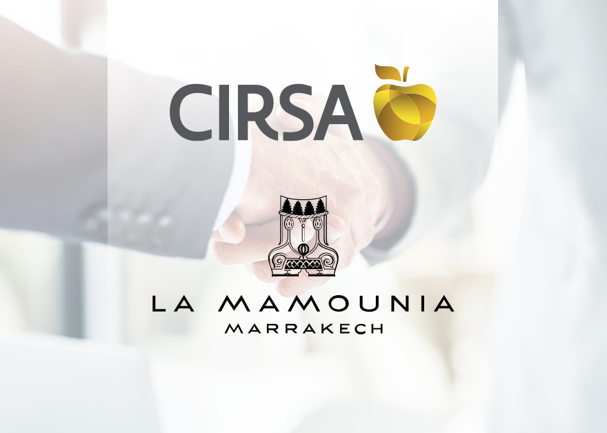 Dos manos estrechándose en primer plano con los logotipos de Cirsa y La Mamounia sobreimpresos.