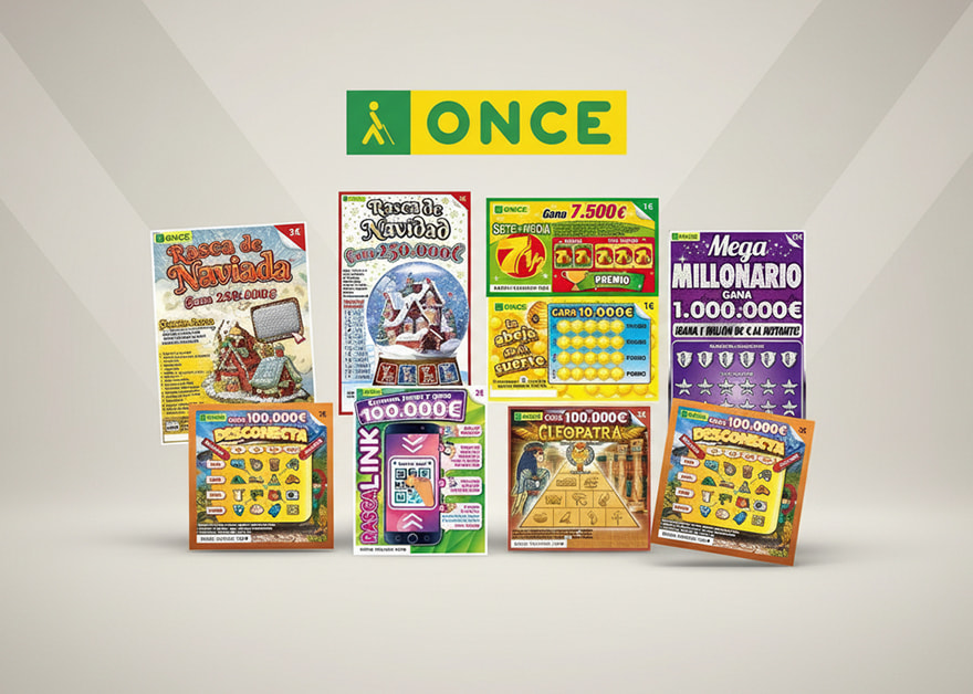 Cupones y tarjetas rasca de la ONCE colocados en fila.