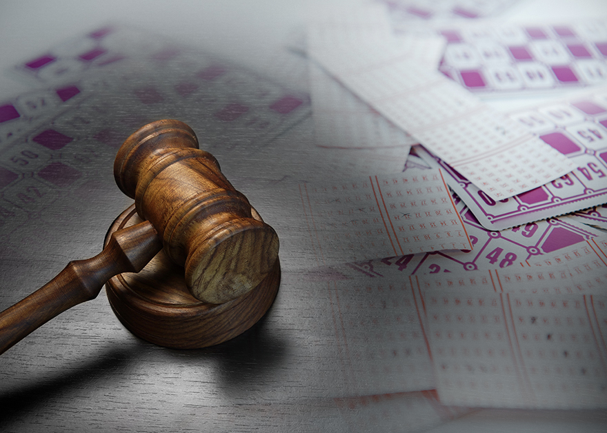 Mazo judicial junto a boletos de lotería.