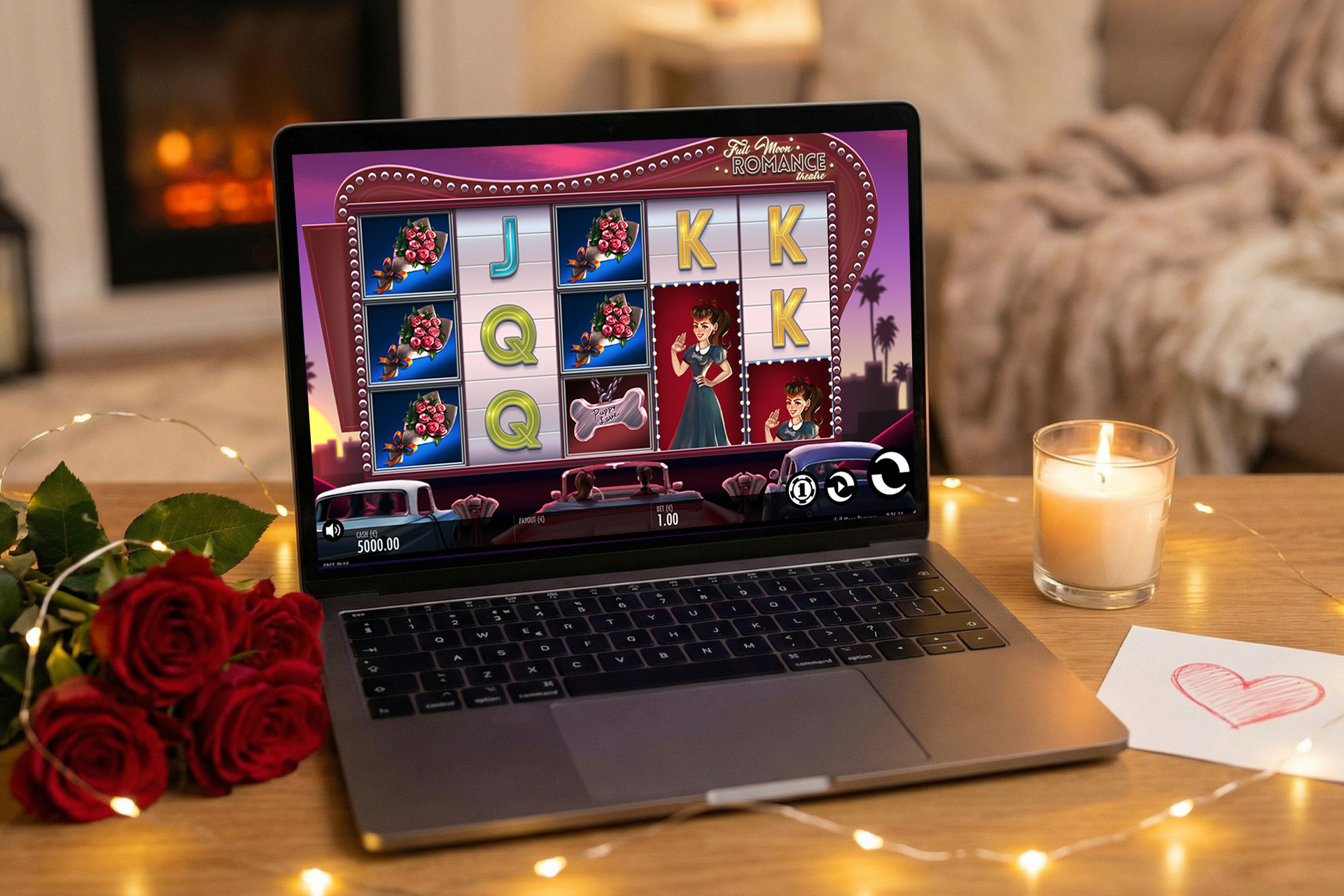 Portátil con tragaperras romántica, rosas rojas y vela encendida.