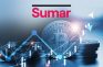 Monedas de bitcoin con gráficos financieros y el logo de Sumar.