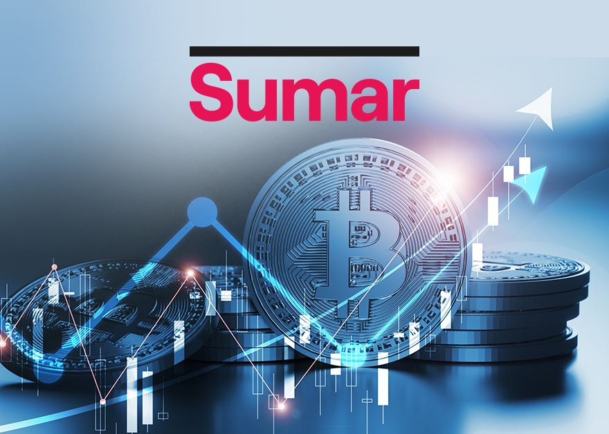 Monedas de bitcoin con gráficos financieros y el logo de Sumar.