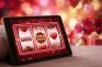 Tablet con tragaperras de corazones y texto “LOVE” y “BONUS ROUND”.