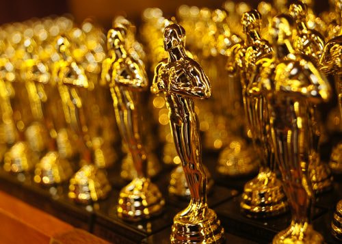 Filas de estatuillas doradas de los Premios Oscar.