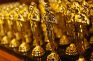 Filas de estatuillas doradas de los Premios Oscar.