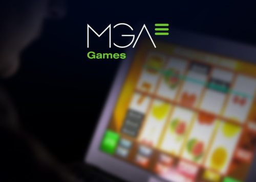 Logotipo de MGA Games sobre fondo desenfocado de tragaperras.