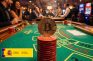 Moneda de Bitcoin sobre fichas en mesa de blackjack con jugadores al fondo.
