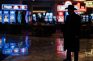 Silueta de hombre con sombrero en un casino, con máquinas tragaperras al fondo.