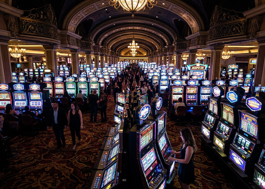 Sala de casino con máquinas tragamonedas y jugadores.