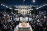 Combate de UFC frente a la Casa Blanca con público.