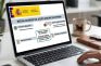 Portátil mostrando información sobre regulaciones del juego online en España.