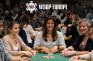 Mesa de póker con varias mujeres jugando fichas en un torneo WSOP Europe.