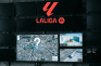 Pantallas con logo de LaLiga y mapas en monitores.