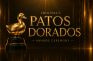 Trofeo dorado con el texto “Patos Dorados” durante una gala de premios digitales.