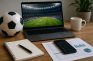Persona revisando cuotas y consejos para apostar en el Mundial 2026 sin errores comunes.