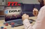 Jugador frente a portátil con el logo de Evoplay en pantalla y el logo de 777.es, con fichas de casino en la mesa.