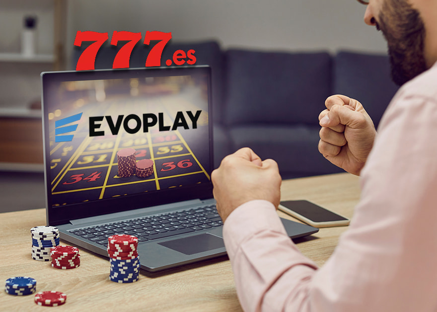 Jugador frente a portátil con el logo de Evoplay en pantalla y el logo de 777.es, con fichas de casino en la mesa.