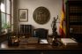 Despacho judicial con escudo de la Administración de Justicia de España, martillo de juez y balanza sobre la mesa.