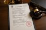 Documento de sanción de la DGOJ junto a un mazo judicial y legislación sobre juego