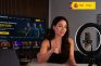 Influencer grabando contenido promocional sobre juego online junto al logotipo del Ministerio de Consumo