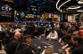 Sala de torneo de póker en vivo con jugadores en mesas