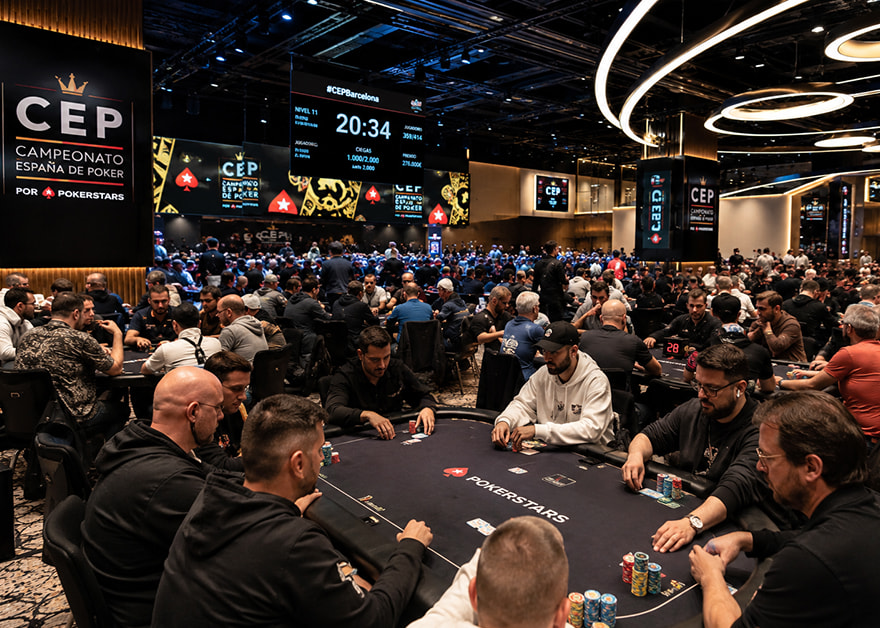 Sala de torneo de póker en vivo con jugadores en mesas