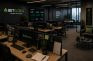 Oficina de una empresa de iGaming con la mayoría de los puestos de trabajo vacíos
