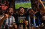 Aficionados celebran en un bar un partido del Mundial junto a una réplica del trofeo y una camiseta que recuerda 2002