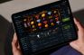 Tableta con una tragaperras y apuestas deportivas en vivo en una plataforma de juego online