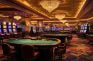 Sala de casino sin ventanas ni relojes, con tragaperras, mesas de juego y lámparas