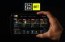 Mano sosteniendo un smartphone con la app DAZN Bet mostrando partidos de fútbol en directo