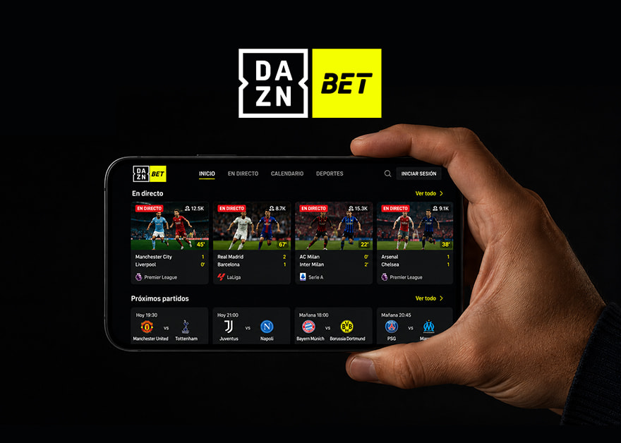Mano sosteniendo un smartphone con la app DAZN Bet mostrando partidos de fútbol en directo