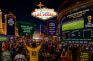 El Strip de Las Vegas iluminado con publicidad de la Copa Mundial FIFA 2026 y aficionados en watch party