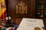 Mazo con la inscripción legislación del juego en España junto a fichas de casino y un documento sobre la Ley 13/2011