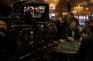 Cámara de cine ARRI filmando una escena en un casino de lujo con jugadores en mesa de blackjack