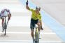 Ciclista del equipo Visma celebra su victoria en la línea de meta durante una etapa ciclista