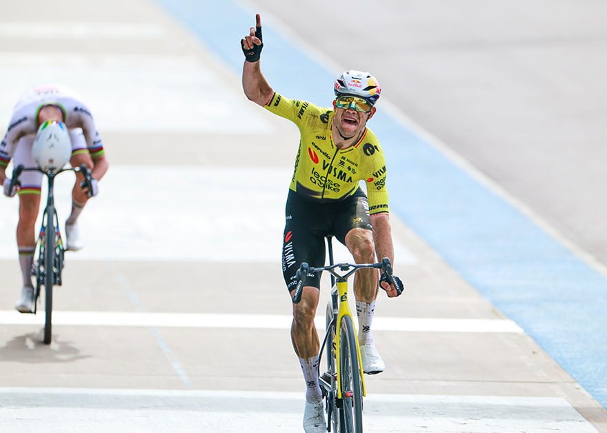 Ciclista del equipo Visma celebra su victoria en la línea de meta durante una etapa ciclista