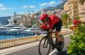 Ciclista en contrarreloj pasa ante el Casino de Montecarlo y el puerto de Mónaco