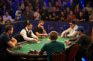 Jugadores disputan la mesa final del WSOP Main Event ante el público en Las Vegas